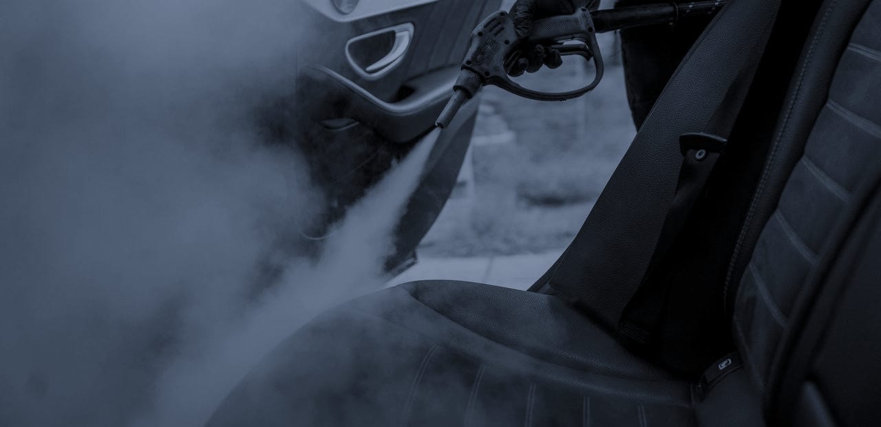 Autostoel wordt met stoom gereinigd