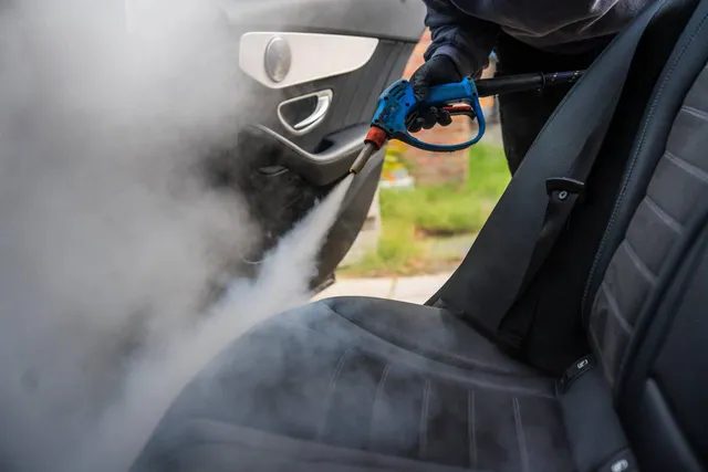 Stoomreiniging van een autostoel