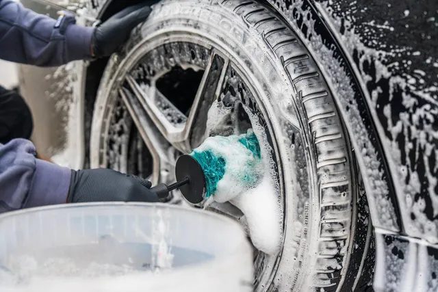 Velg wordt met schuim en een velgenborstel gereinigd